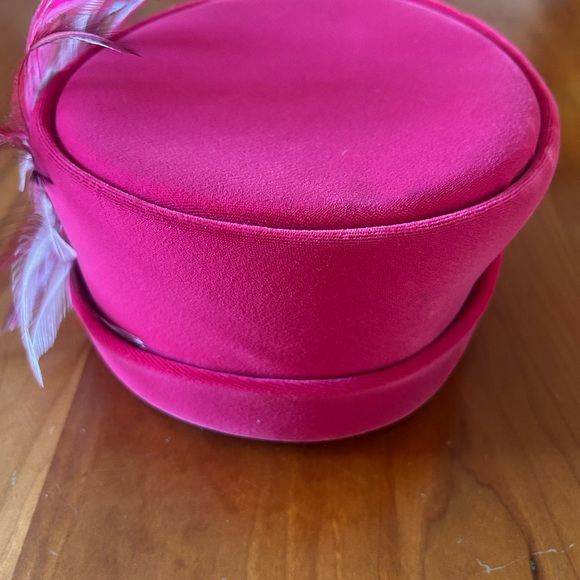 Mid Century hot pink fuschia pill box hat with feathers - Picture 2 of 9
